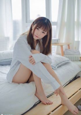 脱下衣服的漂亮姐姐
